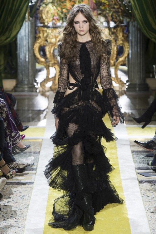 El límit de la feminitat ... Bonics vestits d’encaix