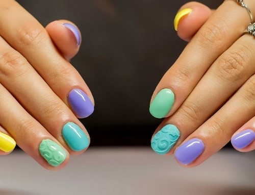 Explosion de couleurs! Manucure d'été dans des idées colorées et des innovations pour les ongles
