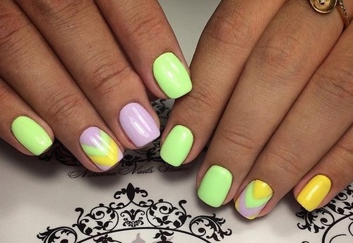 Explosion de couleurs! Manucure d'été dans des idées colorées et des innovations pour les ongles