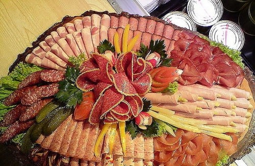 Se préparer pour les vacances: une belle coupe sur la table de fête