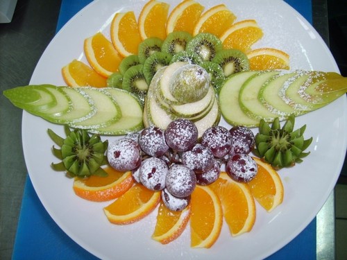 Se préparer pour les vacances: une belle coupe sur la table de fête