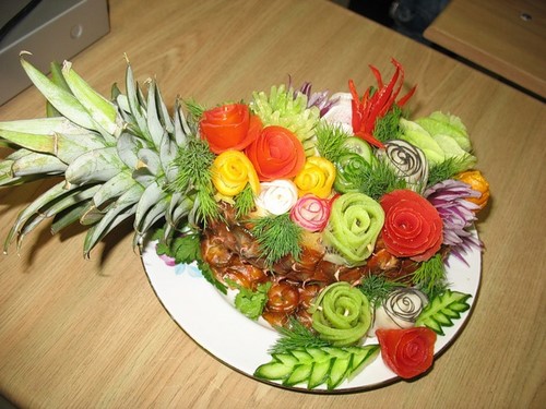 Se préparer pour les vacances: une belle coupe sur la table de fête