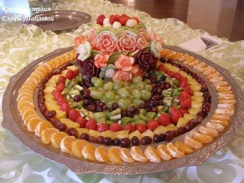 Se préparer pour les vacances: une belle coupe sur la table de fête