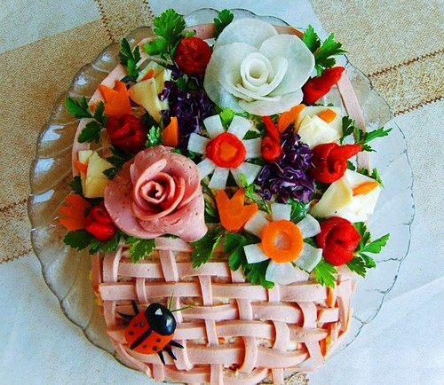 Se préparer pour les vacances: une belle coupe sur la table de fête