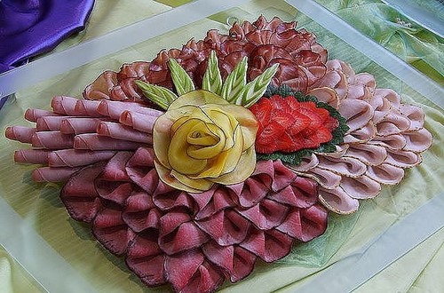 Se préparer pour les vacances: une belle coupe sur la table de fête