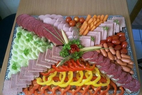 Se préparer pour les vacances: une belle coupe sur la table de fête