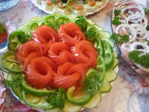 Se préparer pour les vacances: une belle coupe sur la table de fête