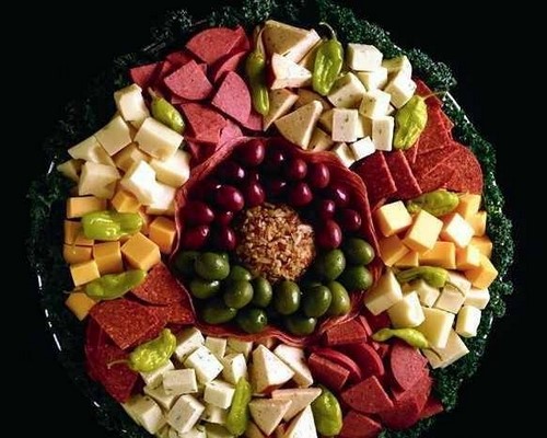 Se préparer pour les vacances: une belle coupe sur la table de fête