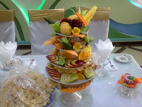 Se préparer pour les vacances: une belle coupe sur la table de fête