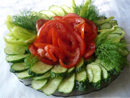 Se préparer pour les vacances: une belle coupe sur la table de fête