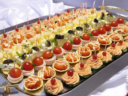 Se préparer pour les vacances: une belle coupe sur la table de fête