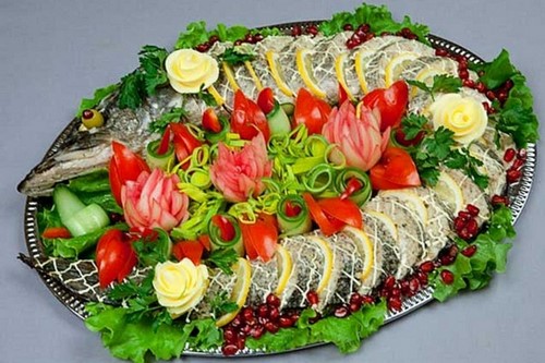 Se préparer pour les vacances: une belle coupe sur la table de fête