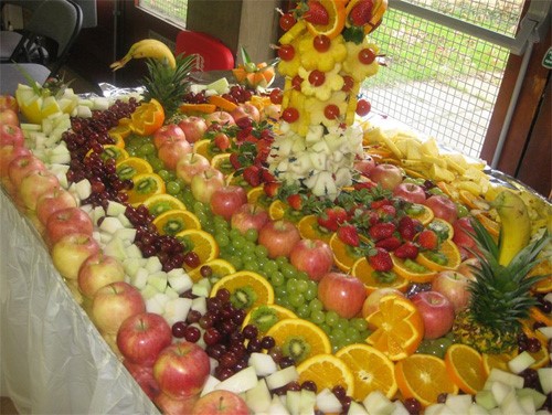 Se préparer pour les vacances: une belle coupe sur la table de fête
