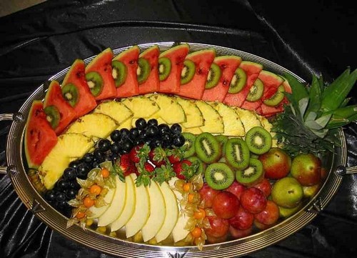 Se préparer pour les vacances: une belle coupe sur la table de fête