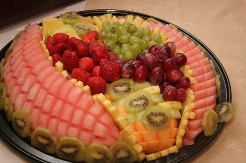 Se préparer pour les vacances: une belle coupe sur la table de fête