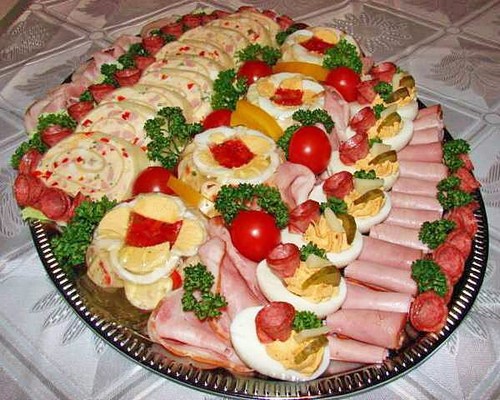 Se préparer pour les vacances: une belle coupe sur la table de fête