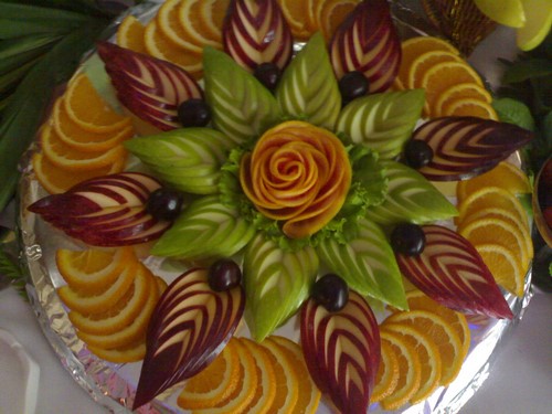 Se préparer pour les vacances: une belle coupe sur la table de fête