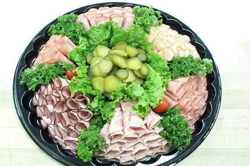 Se préparer pour les vacances: une belle coupe sur la table de fête