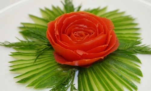 Se préparer pour les vacances: une belle coupe sur la table de fête