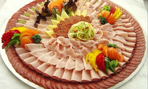 Se préparer pour les vacances: une belle coupe sur la table de fête