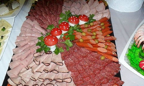 Se préparer pour les vacances: une belle coupe sur la table de fête