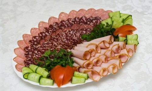 Se préparer pour les vacances: une belle coupe sur la table de fête