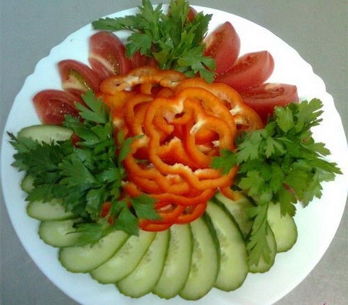 Se préparer pour les vacances: une belle coupe sur la table de fête