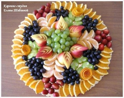 Se préparer pour les vacances: une belle coupe sur la table de fête