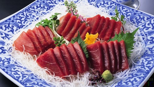 Se préparer pour les vacances: une belle coupe sur la table de fête