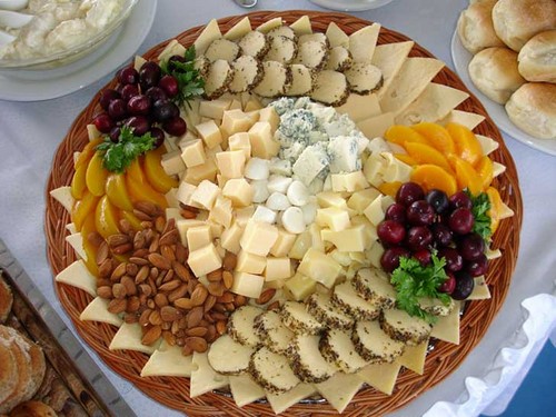 Se préparer pour les vacances: une belle coupe sur la table de fête