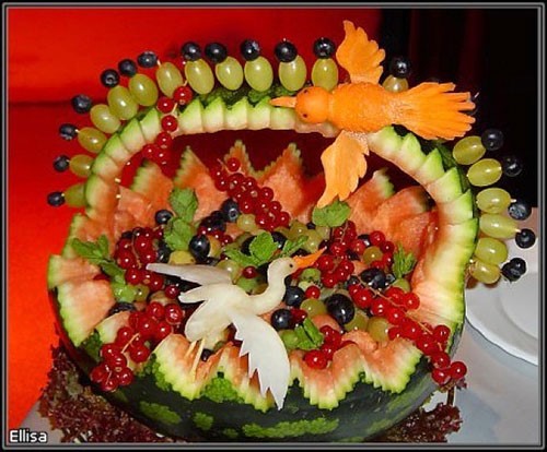 Se préparer pour les vacances: une belle coupe sur la table de fête