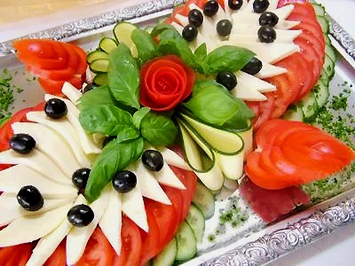 Se préparer pour les vacances: une belle coupe sur la table de fête