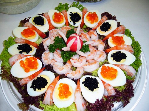 Se préparer pour les vacances: une belle coupe sur la table de fête