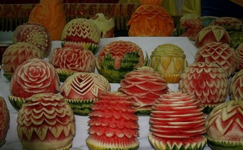 Se préparer pour les vacances: une belle coupe sur la table de fête