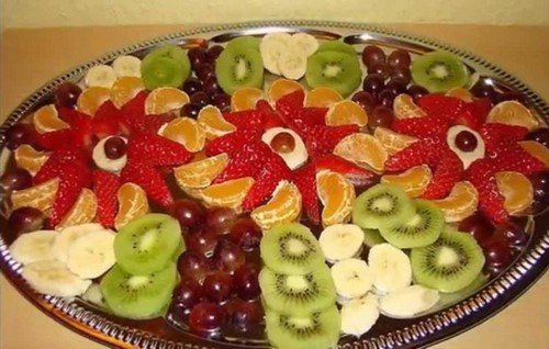 Se préparer pour les vacances: une belle coupe sur la table de fête