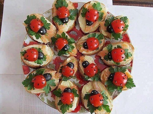 Se préparer pour les vacances: une belle coupe sur la table de fête