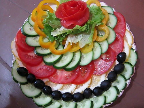 Se préparer pour les vacances: une belle coupe sur la table de fête