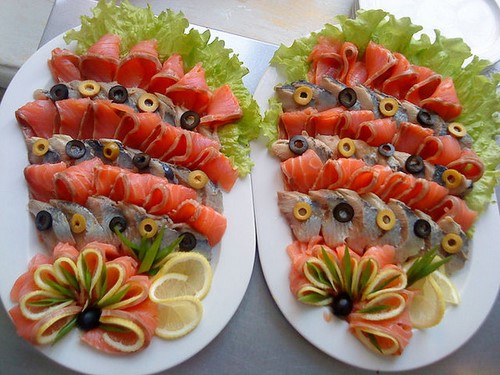 Se préparer pour les vacances: une belle coupe sur la table de fête