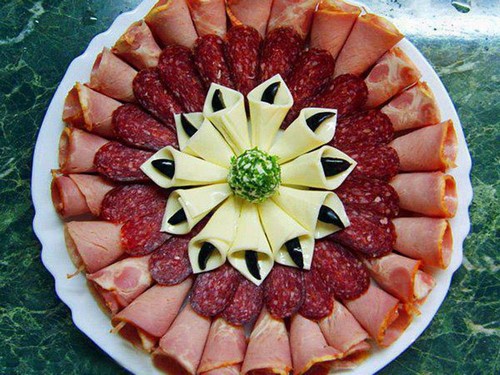 Se préparer pour les vacances: une belle coupe sur la table de fête