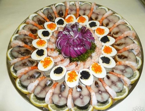 Se préparer pour les vacances: une belle coupe sur la table de fête