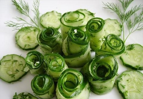 Se préparer pour les vacances: une belle coupe sur la table de fête