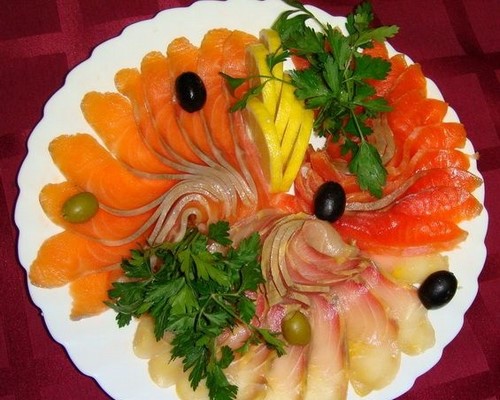 Se préparer pour les vacances: une belle coupe sur la table de fête