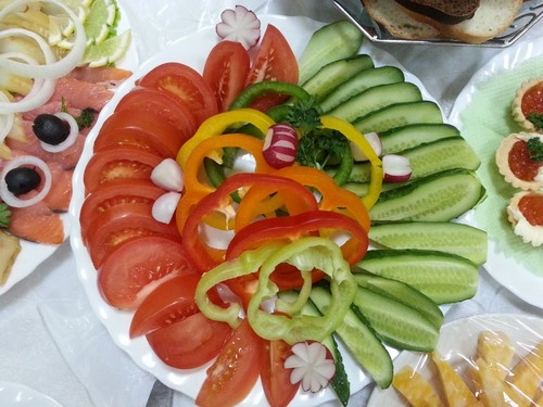 Se préparer pour les vacances: une belle coupe sur la table de fête
