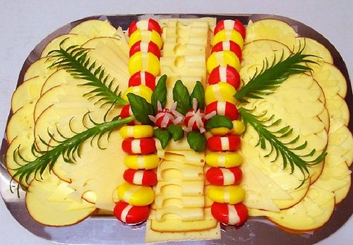 Se préparer pour les vacances: une belle coupe sur la table de fête