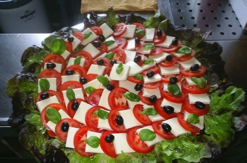 Se préparer pour les vacances: une belle coupe sur la table de fête