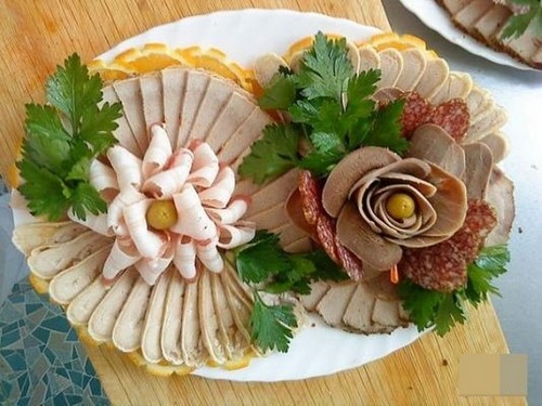 Se préparer pour les vacances: une belle coupe sur la table de fête