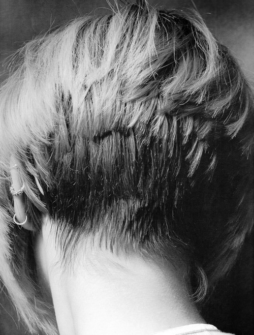 Comment couper une femme? Coupes de cheveux des femmes à la mode sur la photo