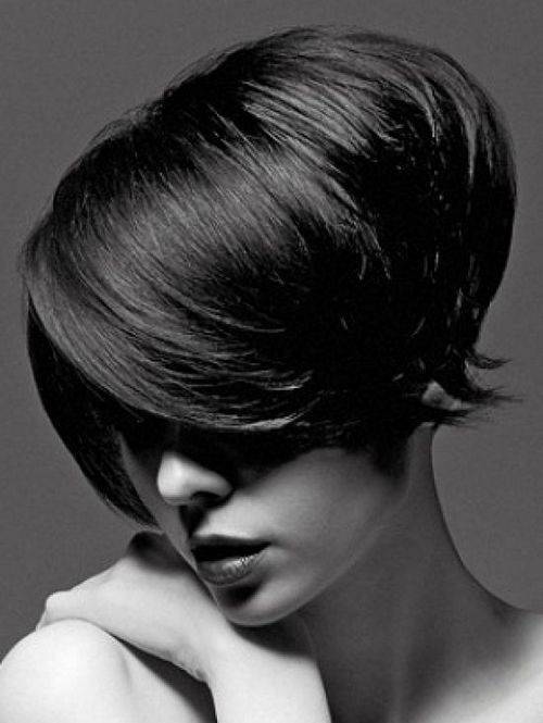 Comment couper une femme? Coupes de cheveux des femmes à la mode sur la photo