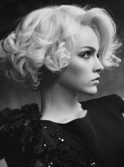 Comment couper une femme? Coupes de cheveux des femmes à la mode sur la photo