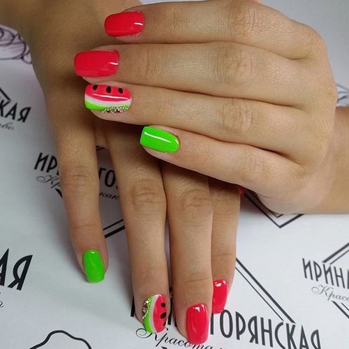 Design à la mode de manucure pour les ongles courts - idées de photos